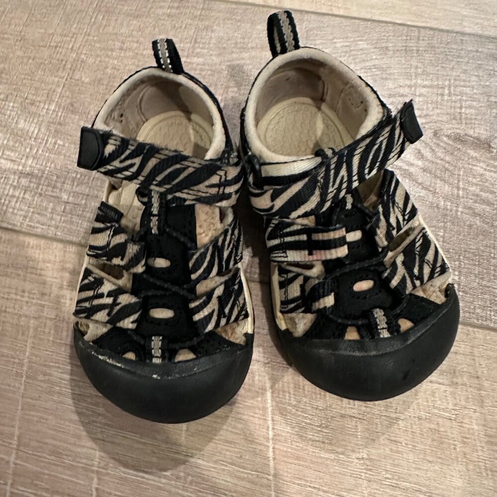 KEEN TODDLER GIRL ZEPRA STRIPE SHOES SANDALS SIZE 6 BLACK CREAM - Picture 3 of 11
